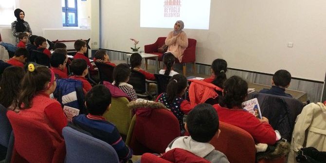 Beyoğlu’nda Kırmızı Sedir Söyleşileri’ne Yoğun İlgi