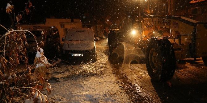 Turgutlu’da Karla Mücadele Devam Ediyor