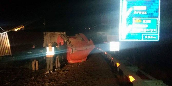 Freni Patlayan Tırın Devrilmesi Faciayı Önledi