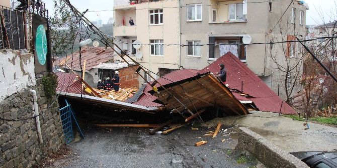 Sarıyer’de Bir Binanın Çatısı Başka Bir Evin Bahçesine Uçtu
