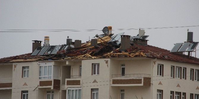 Fırtına Evlerin Çatılarını Uçurdu