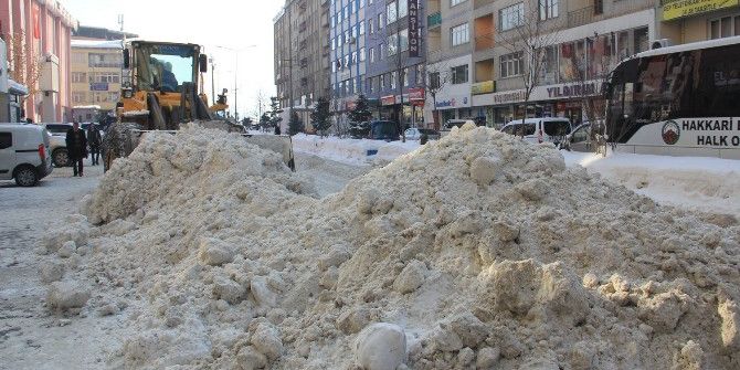 Hakkari’deki Kar Dağları Şehir Dışına Taşınıyor