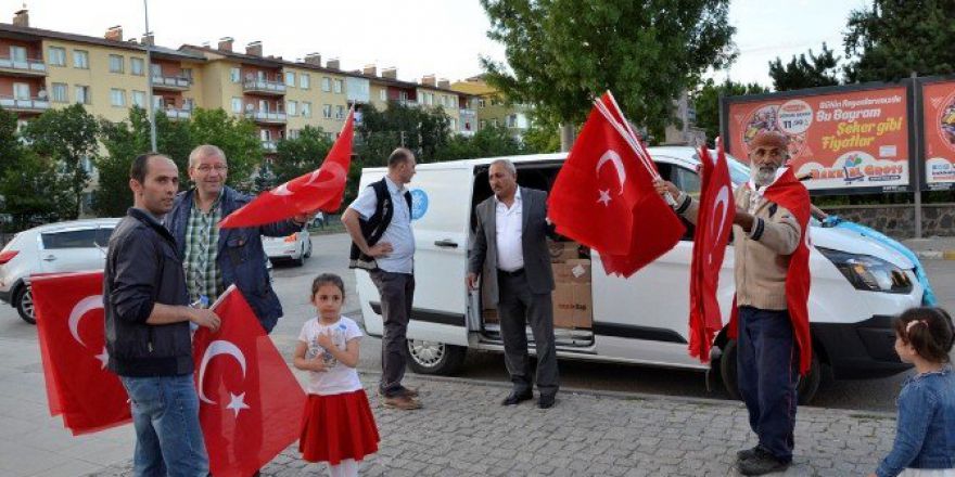 Palandöken Belediyesi 25 Bin Türk Bayrağı Dağıttı