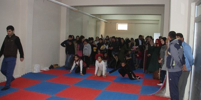 Hediye Paketleriyle Görme Engelli Çocukların Yüzü Güldü