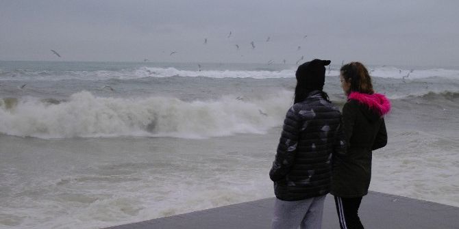 Dev Dalgalar Akçakoca Kıyılarını Dövdü