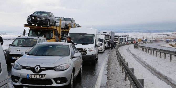 Ankara-Konya Yolundaki Kazada 5 Kilometrelik Araç Kuyruğu Oluştu