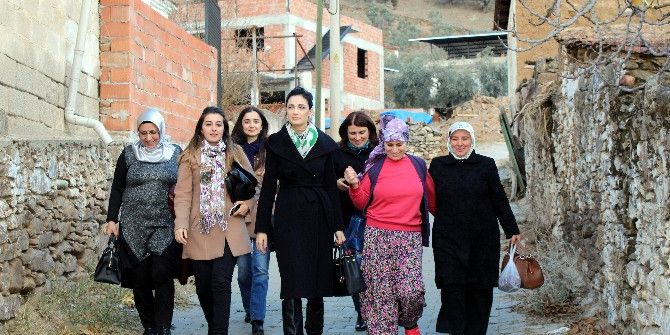 Ak Kadınlar Yaşlı Karı Kocayı Evlerinde Ziyaret Etti