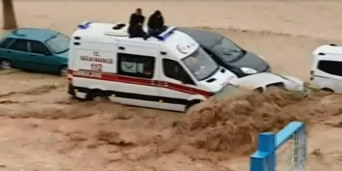 Sel Sularından Ambulansın Üzerine Çıkarak Korundular