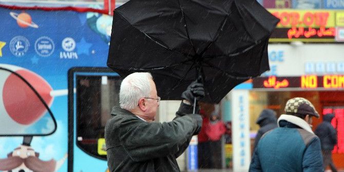 İstanbul’da Şiddetli Rüzgar Hayatı Olumsuz Etkiliyor