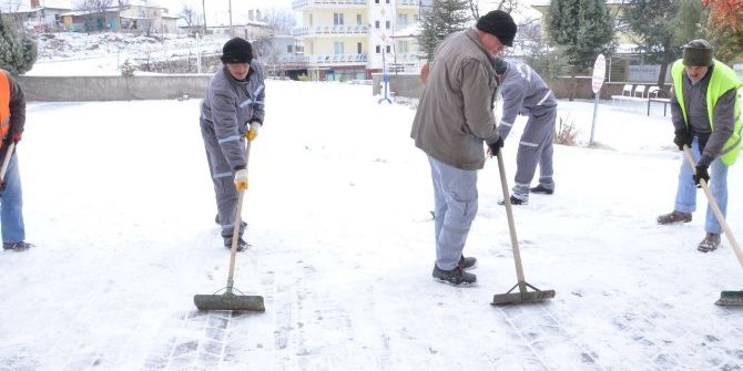 Çameli’de Karla Mücadele Ekipleri Çalışmalarına Devam Ediyor