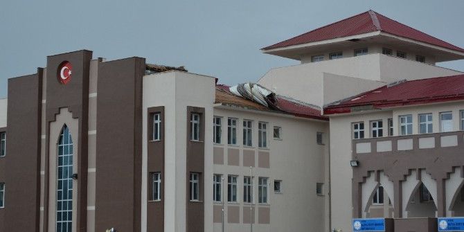 Niğde’de Fırtına Okulun Çatısını Uçurdu