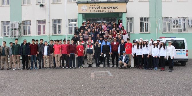 Öğrencilerden Polis Ve Jandarma Ekiplerine Anlamlı Gösteri