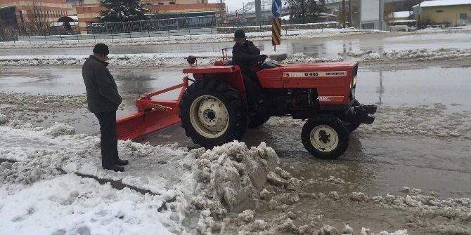 Muhtar Çareyi Kendine Ait Traktöre Kar Küreme Paleti Bağlayarak Buldu