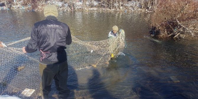 Tulumla Buz Gibi Suya Girip, Balık Tutuyorlar