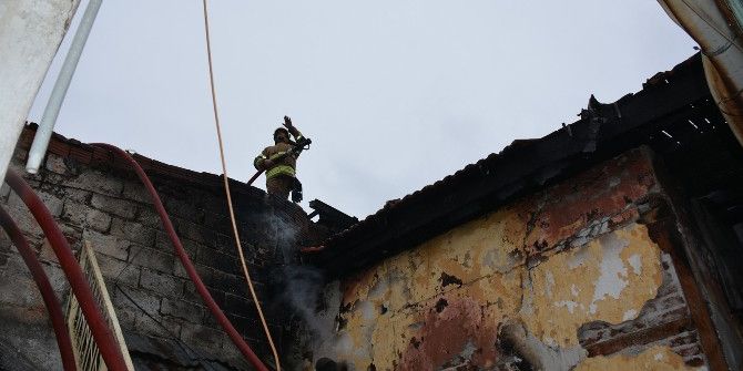 İzmir’de Alevler İki Evi Kül Etti