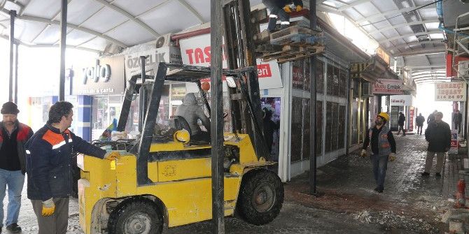 Belediye, Bedesten Çarşısının Çatısını Onarmaya Başladı