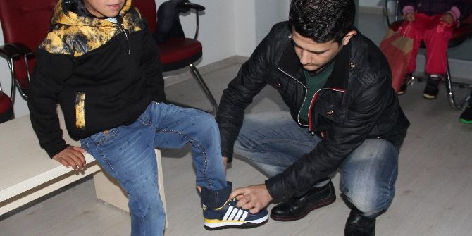 Kız Ayakkabısı Giyen Suriyeli Çocuğa Devlet Sahip Çıktı