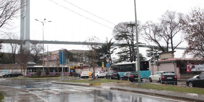 Yağmur Ve Rüzgar İstanbul Trafiğini Felç Etti