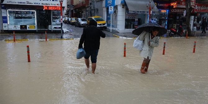 Mersin’de Sağanak Yağış Etkisini Kaybediyor