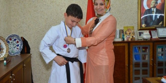 İl Milli Eğitim Müdürü Durmuş’tan Avrupa İkincisi Karateciye Teşekkür Belgesi