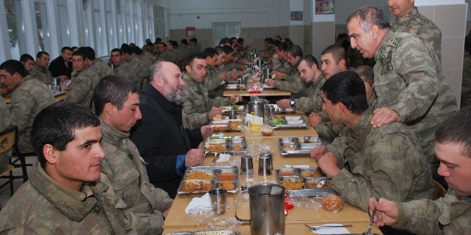 Dernek Temsilcileri Askerlerle Öğlen Yemeğinde Buluştu