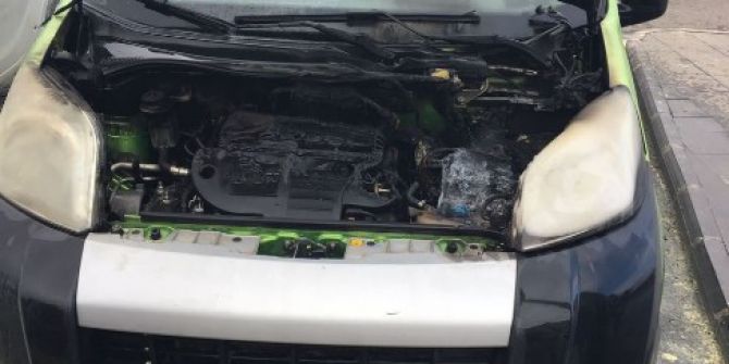 Park Halindeki Hafif Ticari Araç Alev Aldı