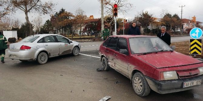 Şehir Mezarlığı Kavşağında Kaza: 2 Yaralı