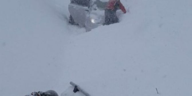 Yol Kenarındaki Kar Kütlesi, Araçların Üzerine Devrildi