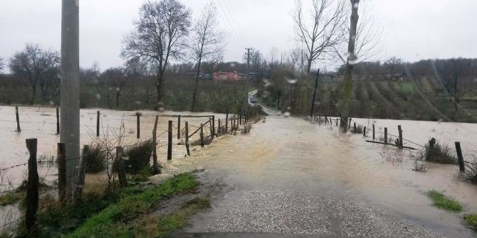 Aşırı Yağış Dereyi Taşırdı, Bağlantı Yolunu Kapandı