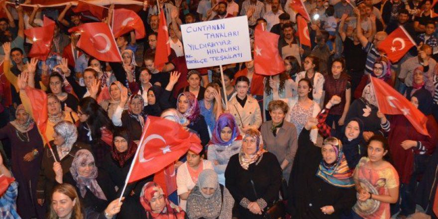 Adilcevaz’da Darbe Girişimi Protesto Edildi