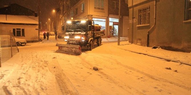 Ekipler Karla Mücadele Ediyor