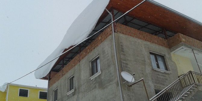 Kar Kütleleri Ve Buz Sarkıtları Tehlike Saçıyor