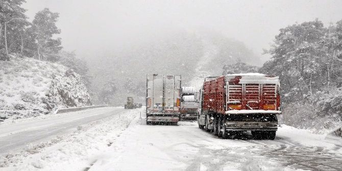 İzmir’de 200 Araç Mahsur Kaldı