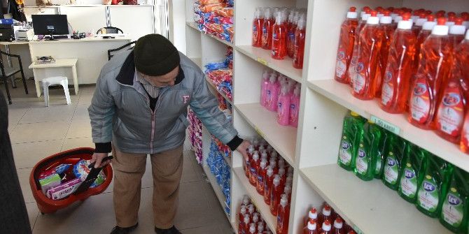 Salihli’de İhtiyaç Sahiplerinin Yüzü Sosyal Markette Gülüyor