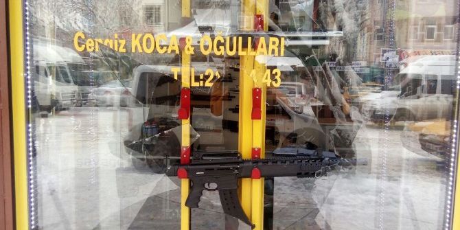 Camı Kırdı, Tüfek Çaldı