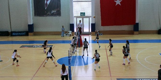 Üniversiteler Voleybol 2. Ligi’nde Şampiyon Nişantaşı Üniversitesi