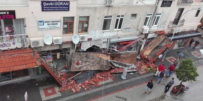 Fethiye’de Yağışa Dayanamayan Pergole Çöktü