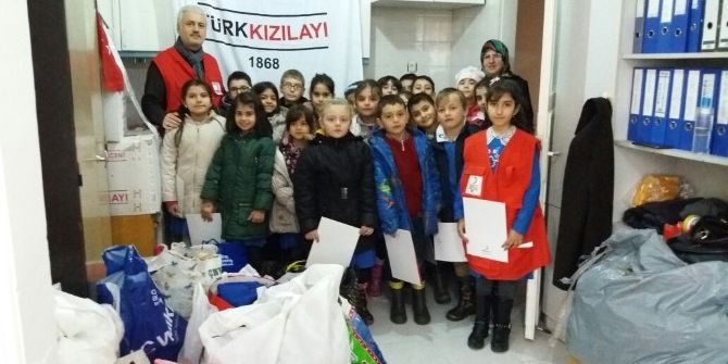 Miniklerden Alaçam Kızılay’a Giyecek Yardımı