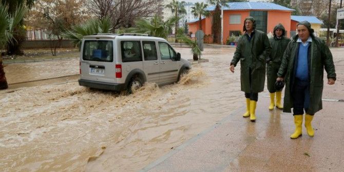 Mezitli Belediyesi, Selden Etkilenen Vatandaşların Yardımına Koşuyor