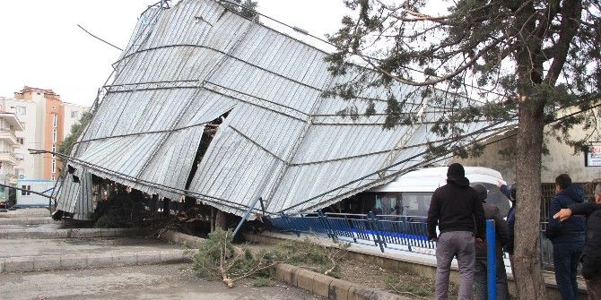 Edremit’te Poyraz Köylü Garajının Çatısını Uçurdu