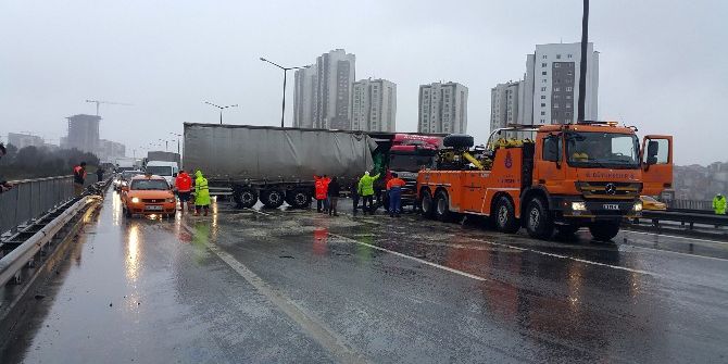 Tem Otoyolunda Tır Yan Döndü, Trafik Felç Oldu