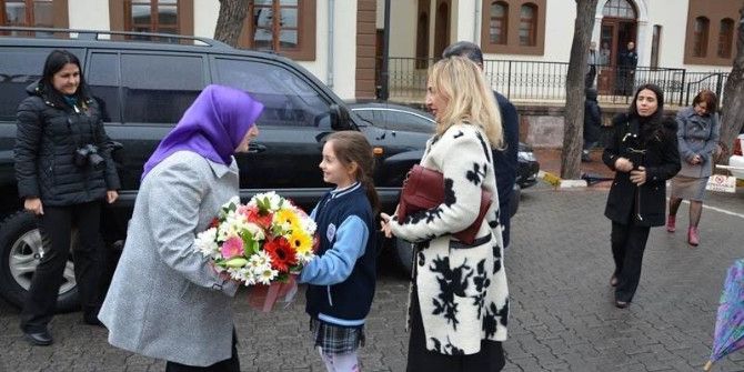 Vali Eşinden Şehit Ailelerine Ziyaret