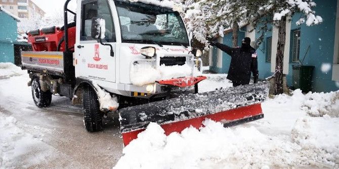 Bilecik Belediyesi 150 Personel Ve 17 Araç İle Karla Mücadele Ediyor