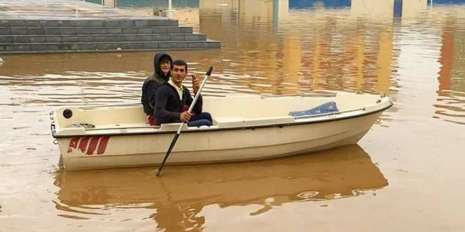 Mersin’de Yollar Göle Döndü, Vatandaşlar Kayıklarla Tur Attı