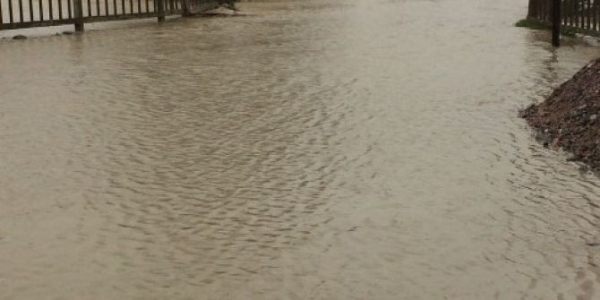 Sular Altında Kalan Köprüde Mahsur Kaldılar