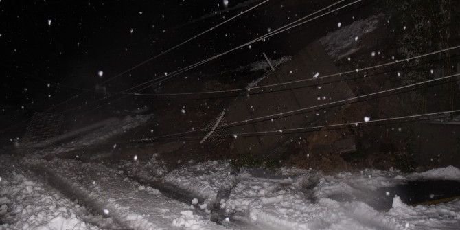 Duvar Yıkıldı Otomobil Altında Kaldı