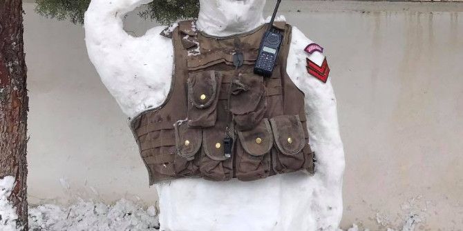 Denizli’de Jandarmanın Yaptığı Nöbet Tutan Kardan Adam Yoğun İlgi Gördü