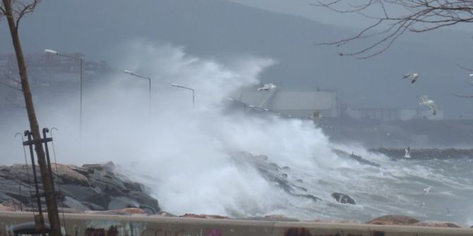Marmara’da Şiddetli Fırtına Gemilere Zor Anlar Yaşatıyor