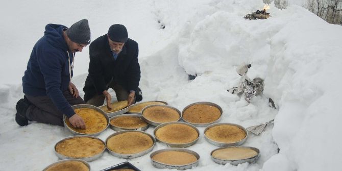 Karlı Yolları Yürüyerek ’Gağan’ Lokması Dağıttılar