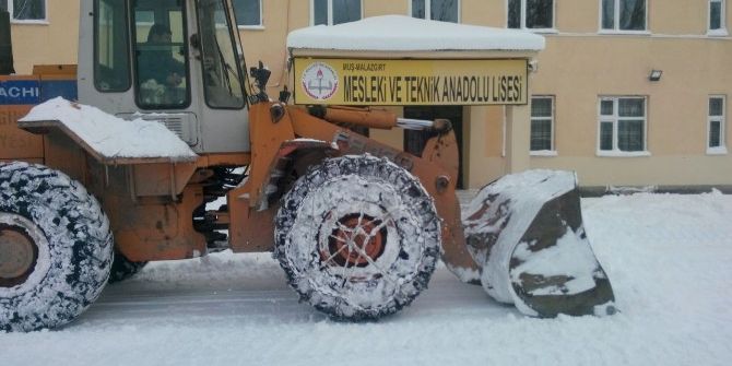 Malazgirt’teki Okul Bahçeleri Kardan Temizleniyor